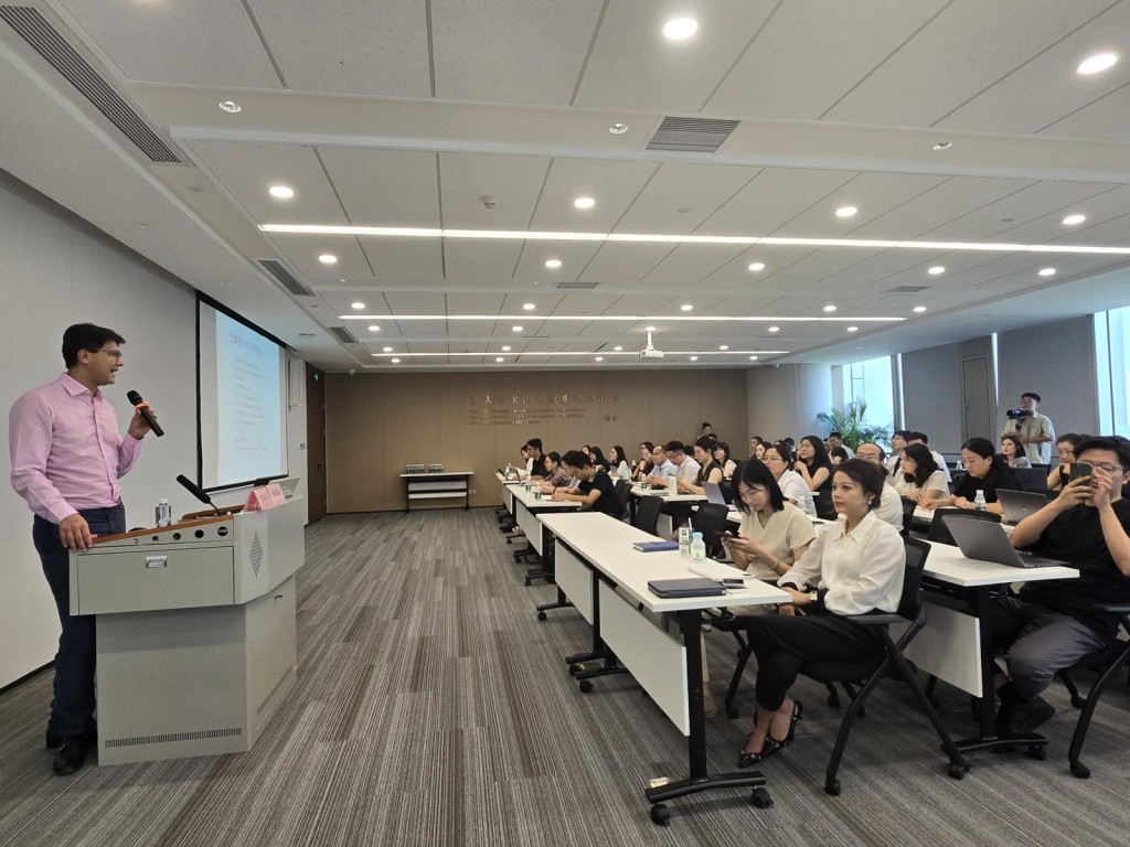 毛樂禮過去曾到內地大學教授普通法課程。大律師公會供圖 毛樂禮過去曾到內地大學教授普通法課程。大律師公會供圖