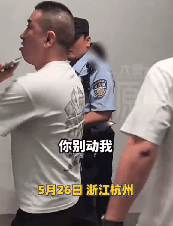 非法代孕机构的职员与警对峙。 大象新闻
