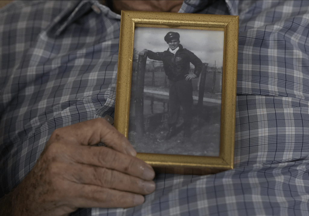 哈罗德今年百岁大寿，是位精力充沛的美国二战老兵，曾出生入死，多次避过鬼门关。美联社