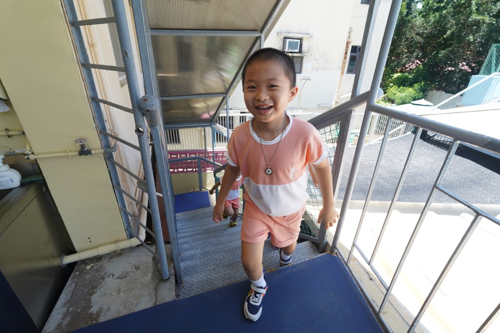 家校之間保持緊密聯繫， 能增加雙方對幼兒的了解， 從而提供更適切的照顧，有利孩子成長。（圖片來源：《親子王》）