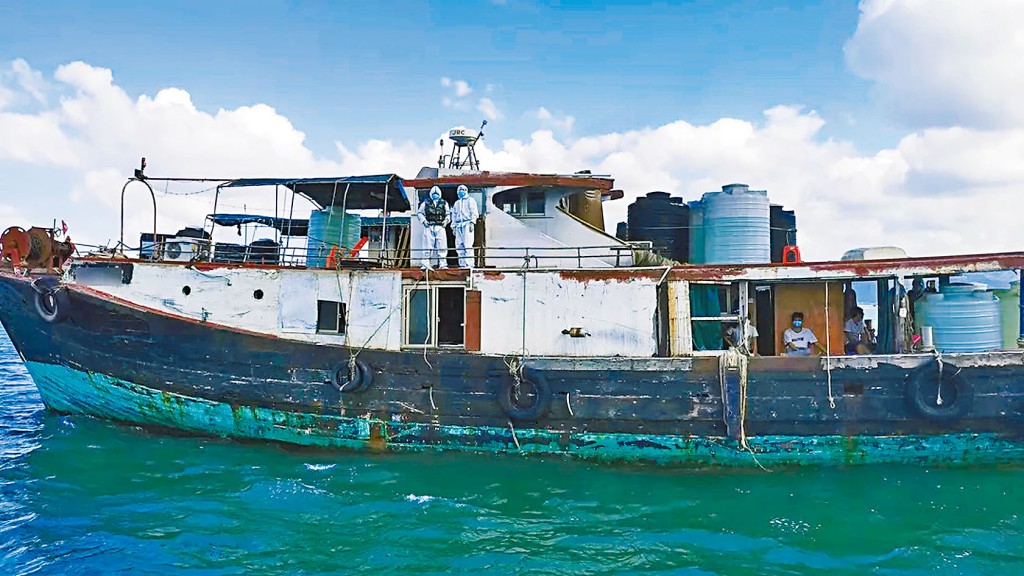 广东海警登上怀疑走私船只调查。