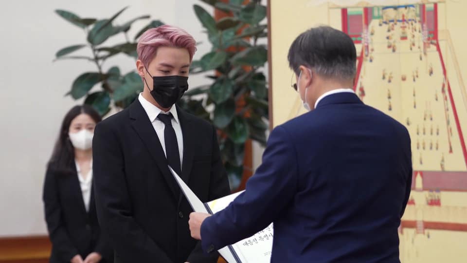 J-HOPE獲頒任命狀。
