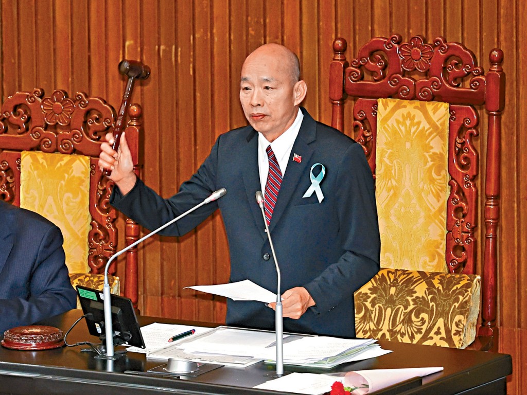 台灣立法院長韓國瑜敲槌通過特別軍購條例。