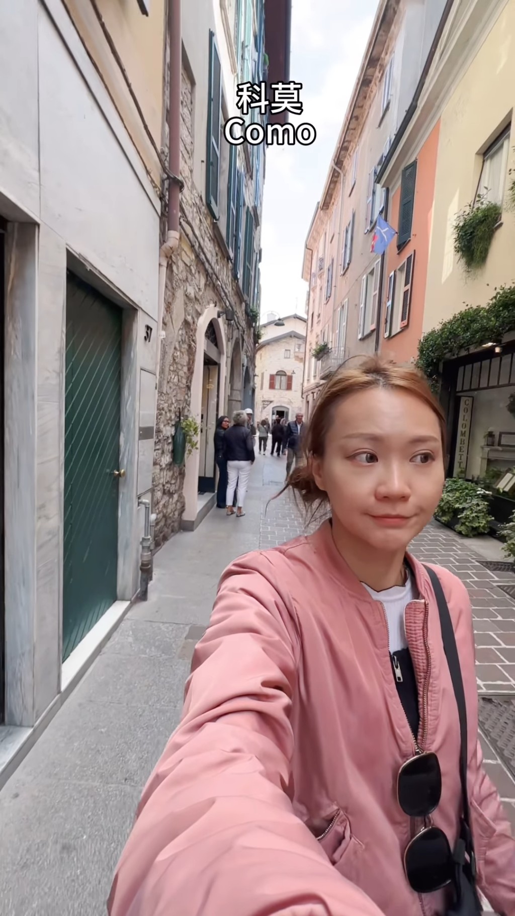 麥詩敏全程不斷拍片,又以一貫的主播腔講解,更似一次直擊報道。 麥詩敏全程不斷拍片,又以一貫的主播腔講解,更似一次直擊報道。