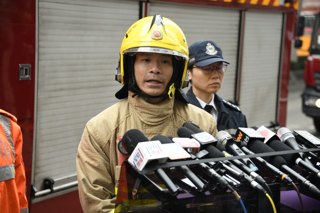 消防处高级消防队长司徒宏斌讲述救火过程。杨伟亨摄