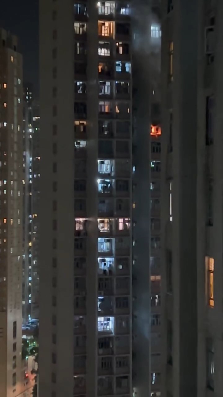 厚德邨德裕楼一高层单位发生火警。网上片段截图 厚德邨德裕楼一高层单位发生火警。网上片段截图