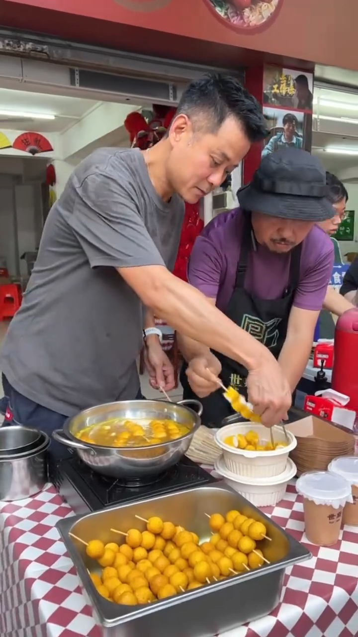 古明華教湯俊明賣魚蛋。