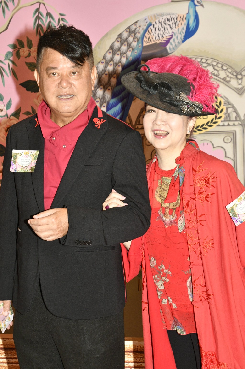 陈百祥在老婆黄杏秀正日生日现身马场。
