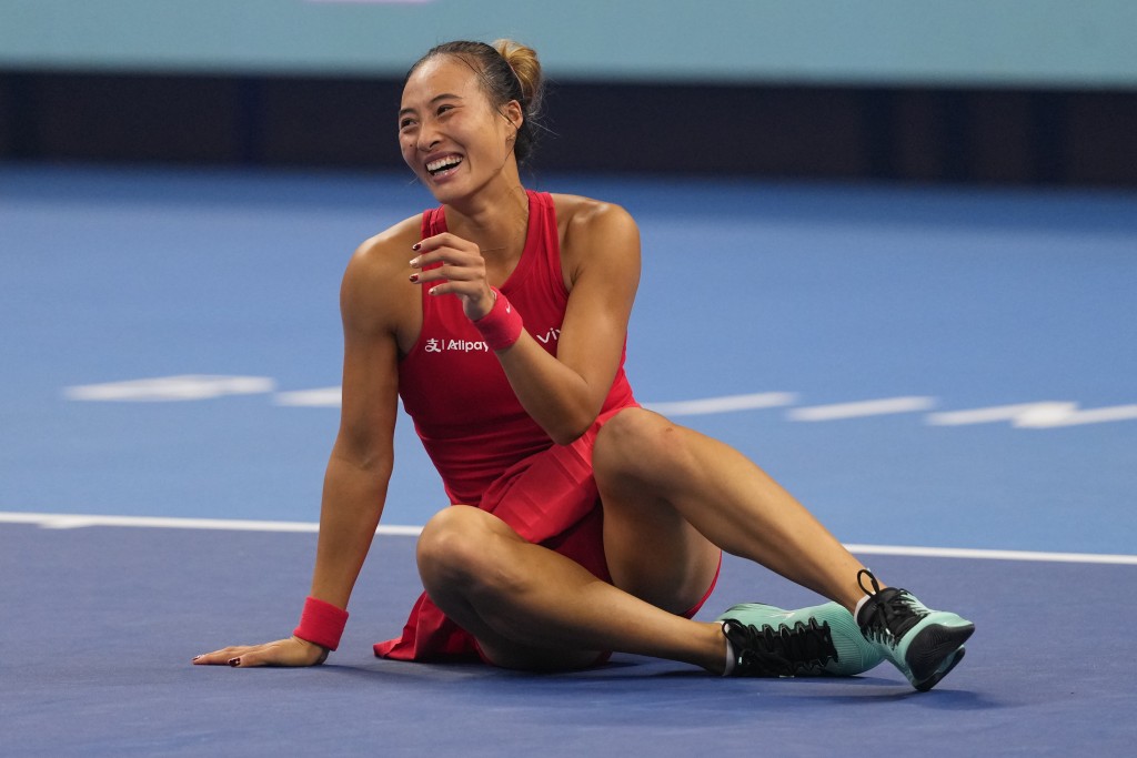 郑钦文成为首位赢得这项 WTA1000 赛事冠军的本土球员。新华社