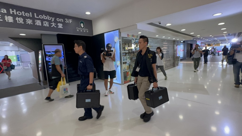 鑑證科人員到酒店搜證。梁國峰攝 鑑證科人員到酒店搜證。梁國峰攝