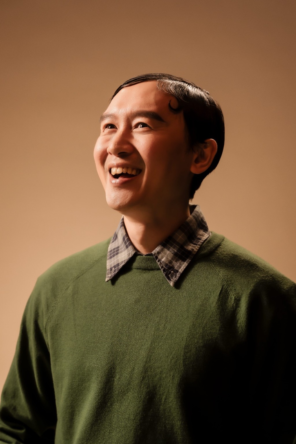 凌文龍影相唔自在！