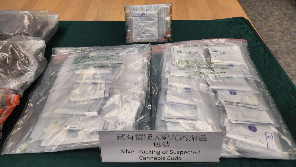 收藏大麻花的銀色包裝袋。 收藏大麻花的銀色包裝袋。