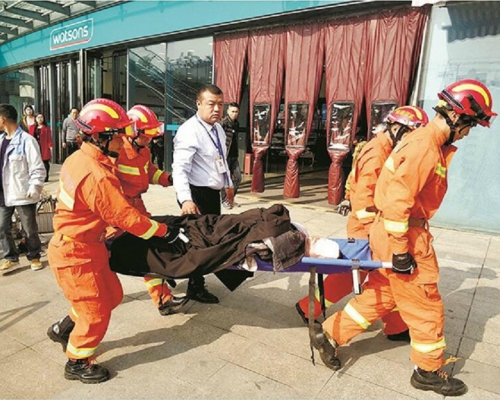 維修員被消防救出後死亡。網上圖片