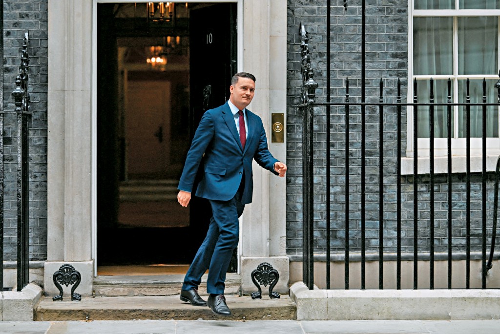 英国衞生大臣施卓添周三与首相施纪贤会谈后，离开唐宁街首相府。