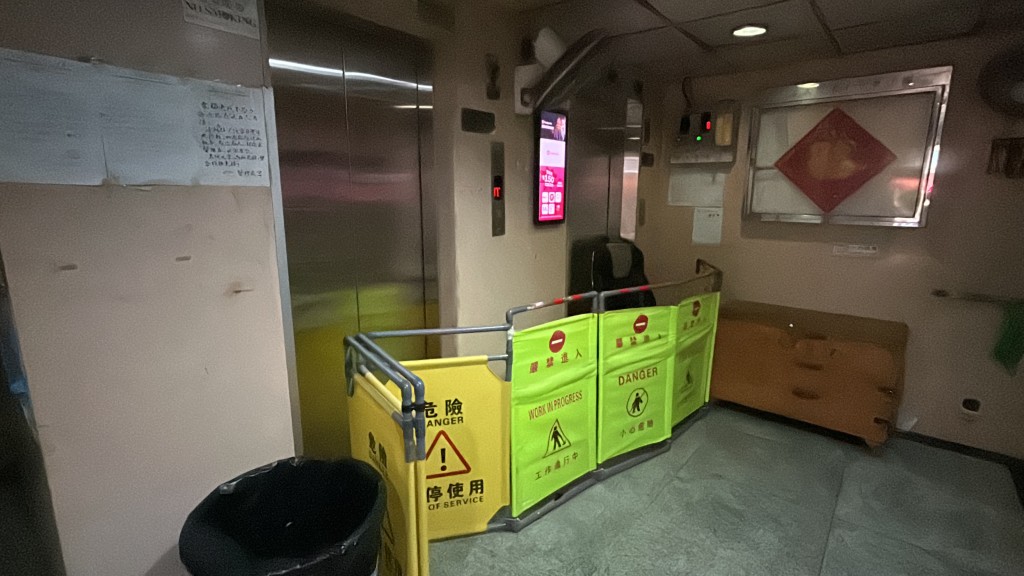 觀塘仁安大廈錶房電線短路,多部電梯及地舖停電,近百名住戶受影響。 觀塘仁安大廈錶房電線短路,多部電梯及地舖停電,近百名住戶受影響。
