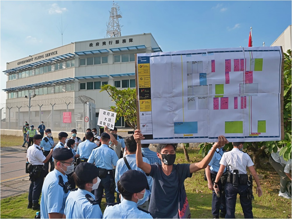 警方其後到場指眾人違反「限聚令」,並拉封鎖線調查。李睿哲攝