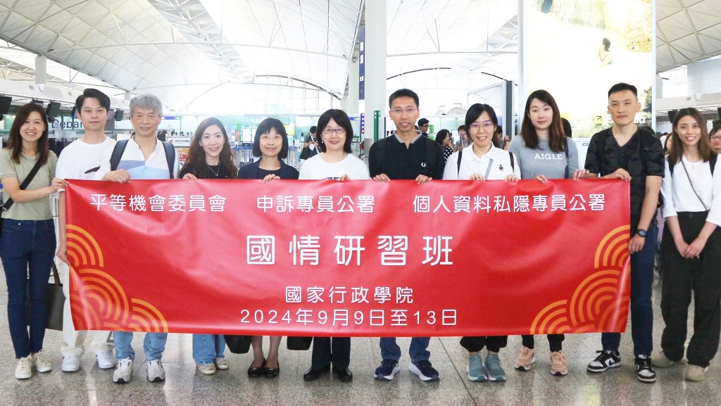 私隱專員鍾麗玲(中)勉勵私隱專員公署參與國情研習課程的人員。私隱公署圖片
