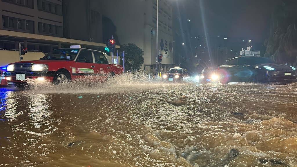 車輛涉水而過。李家傑攝