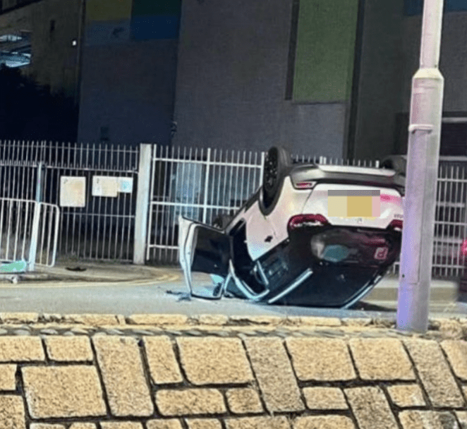 一輛掛有P牌的白色私家車沿海興路行駛期間，懷疑失控自炒翻側，四輪朝天「反肚」橫亘路中。fb「突發馬路車cam大全」