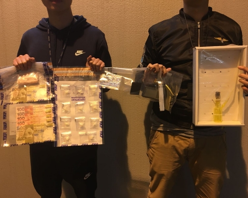 警方展示檢獲的證物。