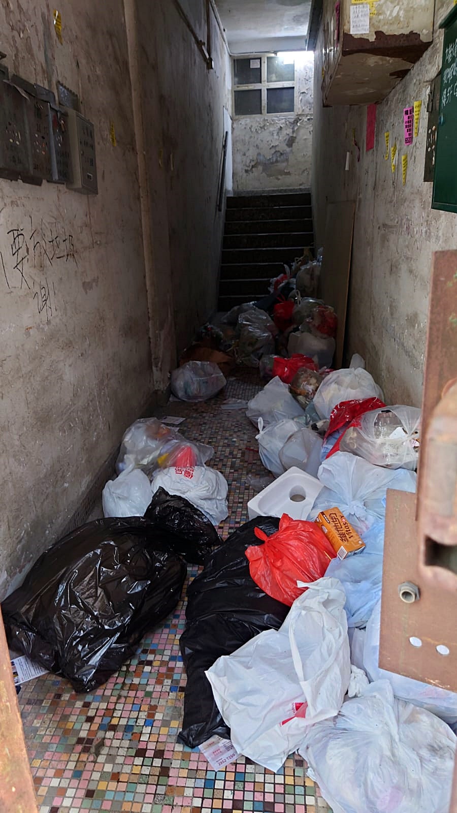 「三无」唐楼出入口走廊遍布垃圾，环境相当恶劣。fb：香港失物报失及认领群组