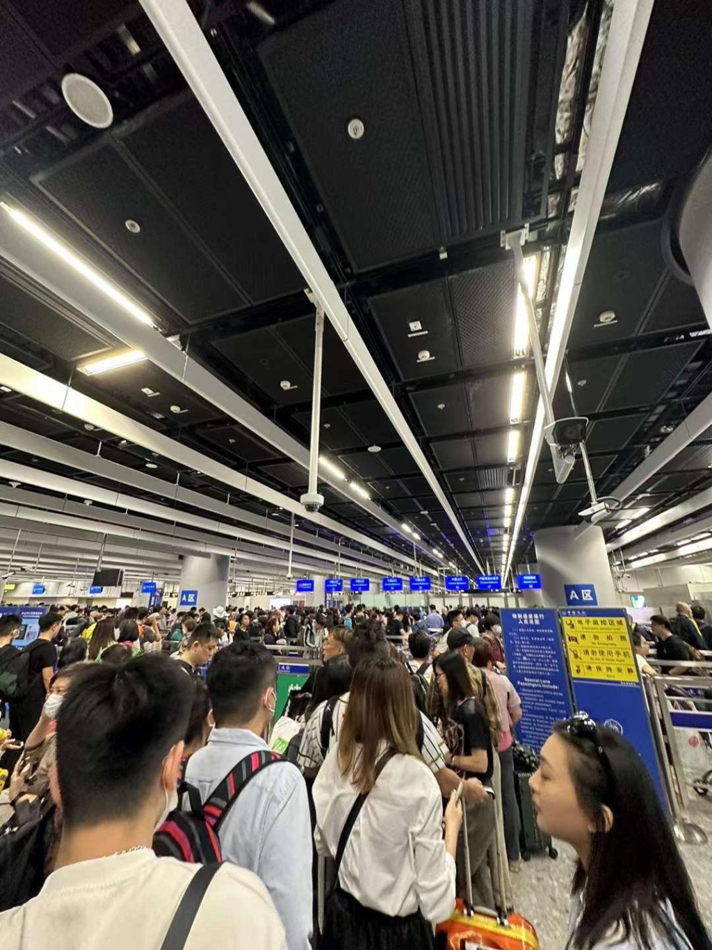 李浩然表示，乘高鐵由西九站前往福田站車程僅需約15分鐘，但單是由香港關口步行往內地關口，就已經需時約10分鐘。網上圖片