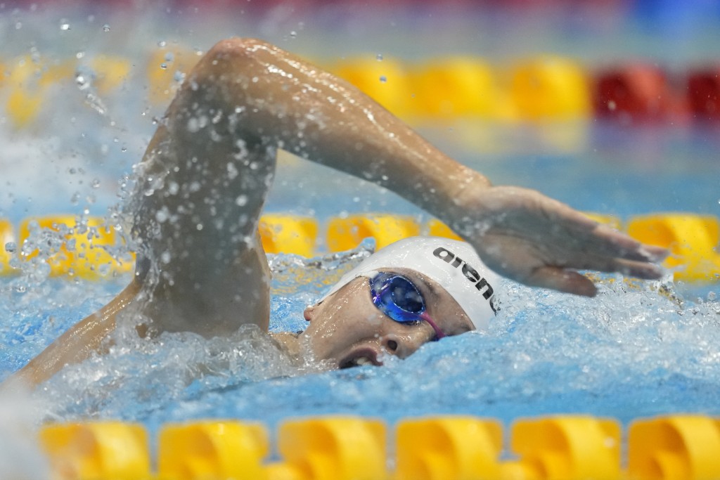 何詩蓓在100米自由泳游出52秒55。 AP資料圖片