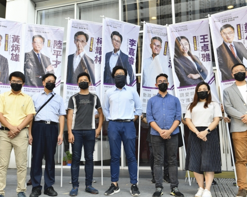 王卓雅(右二)、李賢浩(右三)及李嘉睿(右四)等4人，退出將軍澳民生關注組。資料圖片