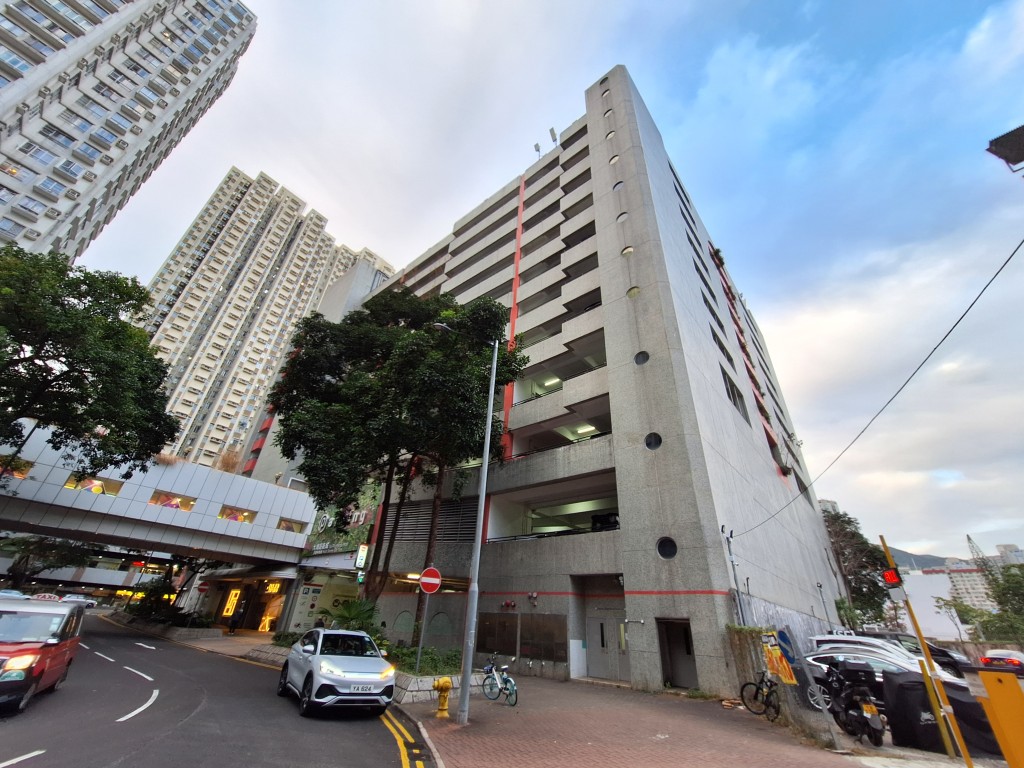 大埔超級城停車場有不少「殭屍車」。 大埔超級城停車場有不少「殭屍車」。