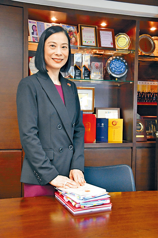 ■港區全國人大代表兼香港中律協創會會長陳曼琪指出,若支聯會今年不獲警方批准在維園舉行六四燭光晚會,巿民自行往維園參與六四,或在網絡呼籲其他人參與,都有可能違法。