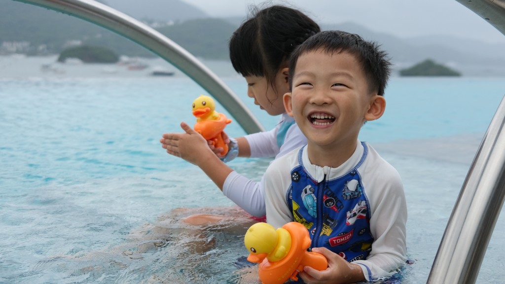 住宿套餐附送B.DUCK水槍，可拿到頂層無邊際泳池玩水。（圖片來源：《親子王》）