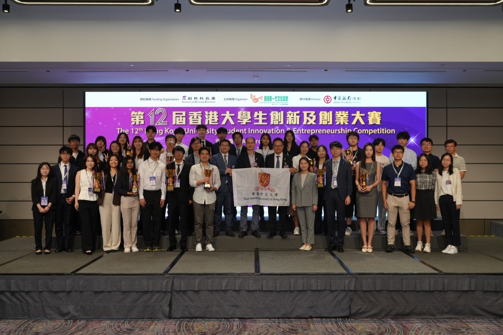黃俊文(第二排左八)及王家達(第二排右八)與得獎中大學生合照。中大提供 黃俊文(第二排左八)及王家達(第二排右八)與得獎中大學生合照。中大提供