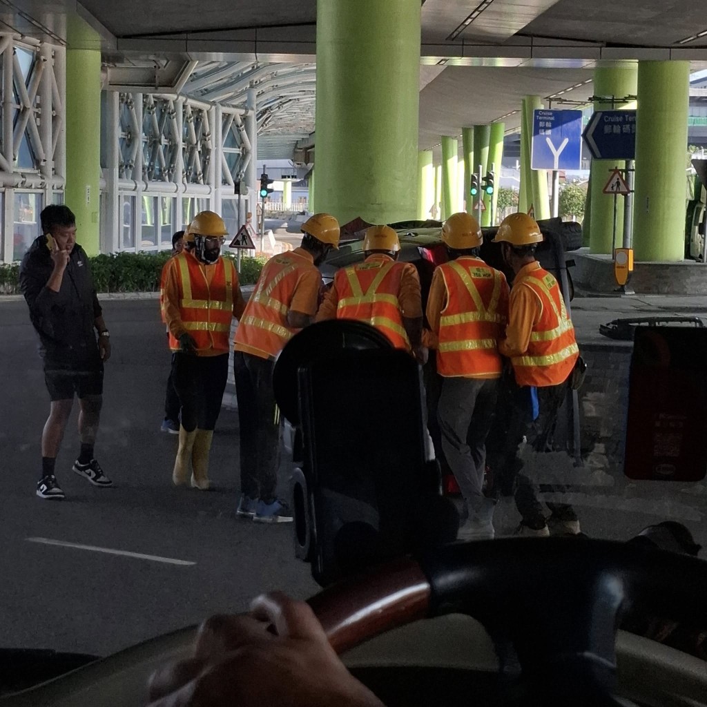 多名熱心地盤工協助救人。FB：Andy Thai@馬路的事討論區