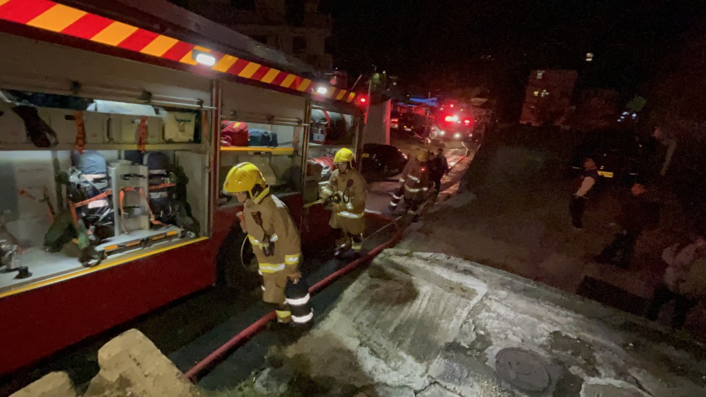 消防拖喉灌救。