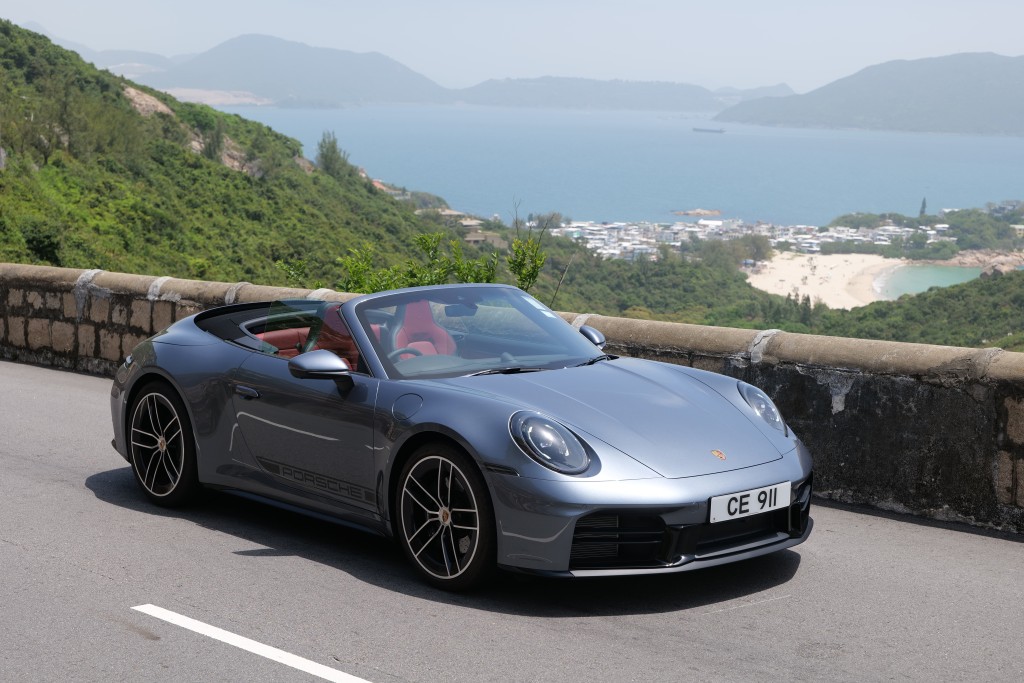 2025年版保時捷Porsche 911 Carrera Cabriolet (992.2)入門開篷版定價高達271萬元，示範車加上18項配件連稅落地價接近327萬元。