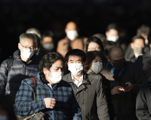 首都圈今日凌晨起開始「緊急事態宣言」,餐應需於晚上8時關閉,上班人數減至7成。AP圖片