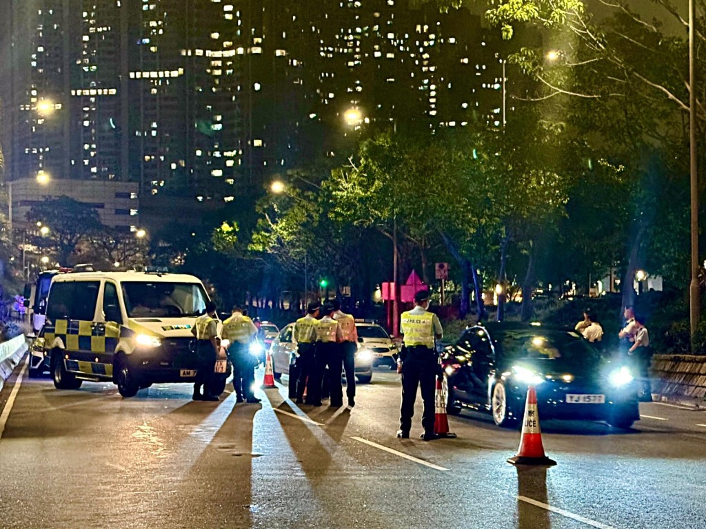 警方設置路障查車。警方提供
