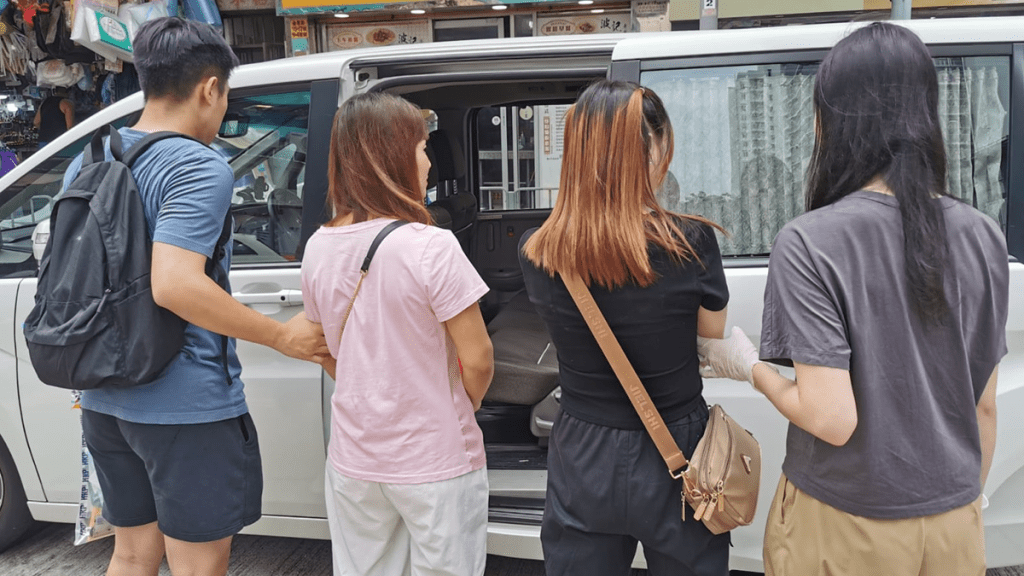 警方拘捕兩名內地女子。警方提供