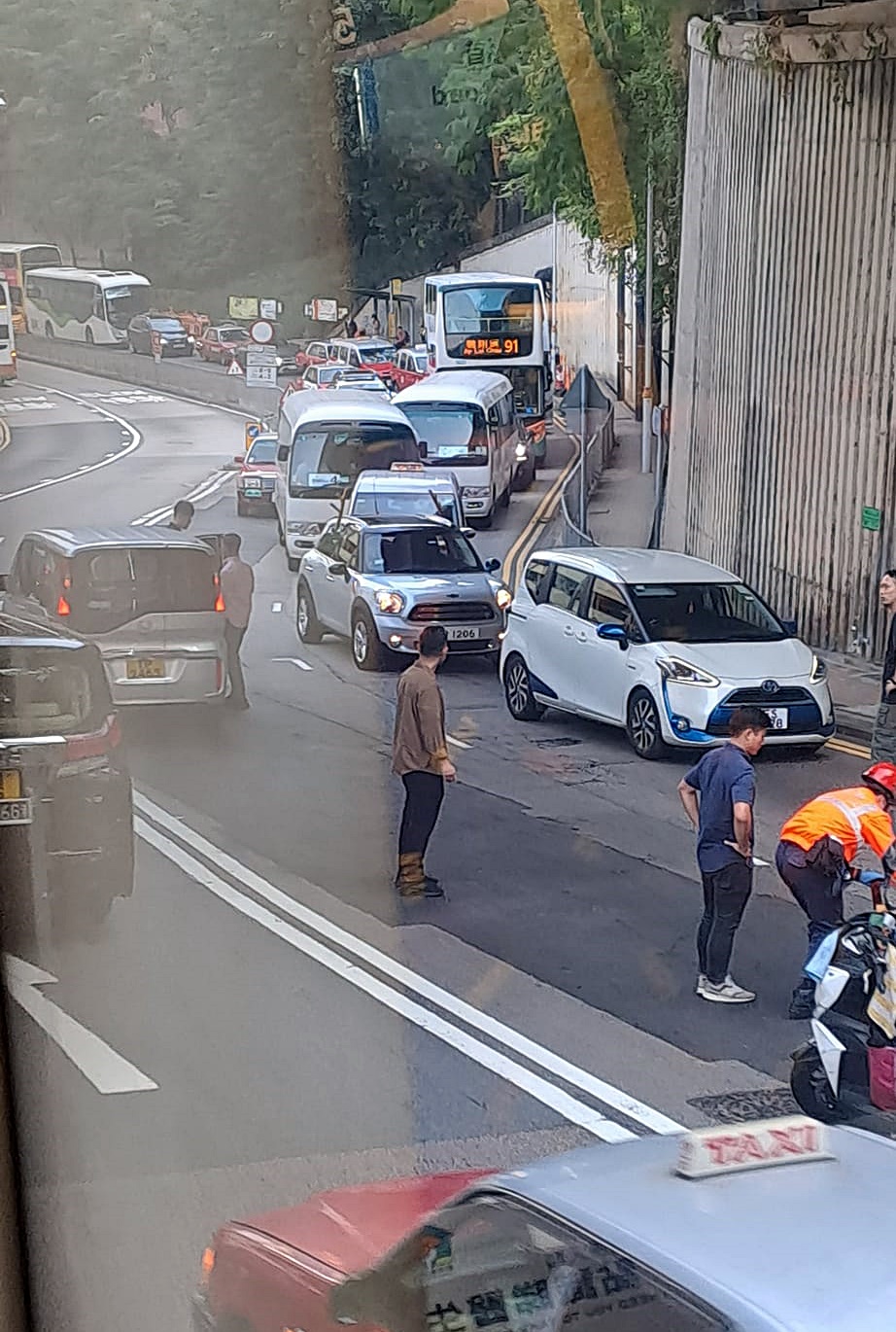 受意外影响现场交通挤塞。fb：香港突发事故报料区