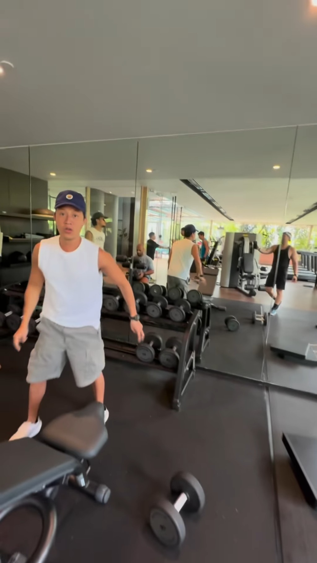 廿四味成員之一的李凱賢（Sir JBS）貼上在健身室gym的短片。