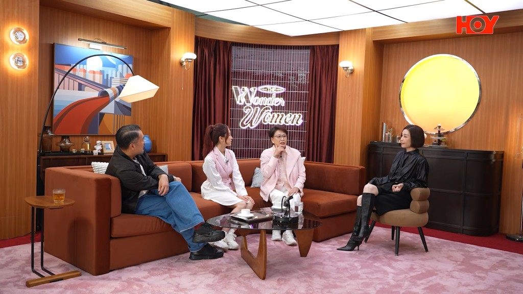 鍾慧冰與女兒林靜莉早前亮相伍詠薇主持的《九運會客室》訪問。 鍾慧冰與女兒林靜莉早前亮相伍詠薇主持的《九運會客室》訪問。