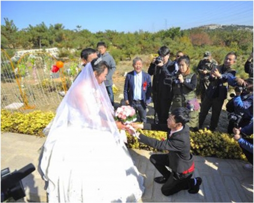 婚禮在重陽節當天在公墓舉行。