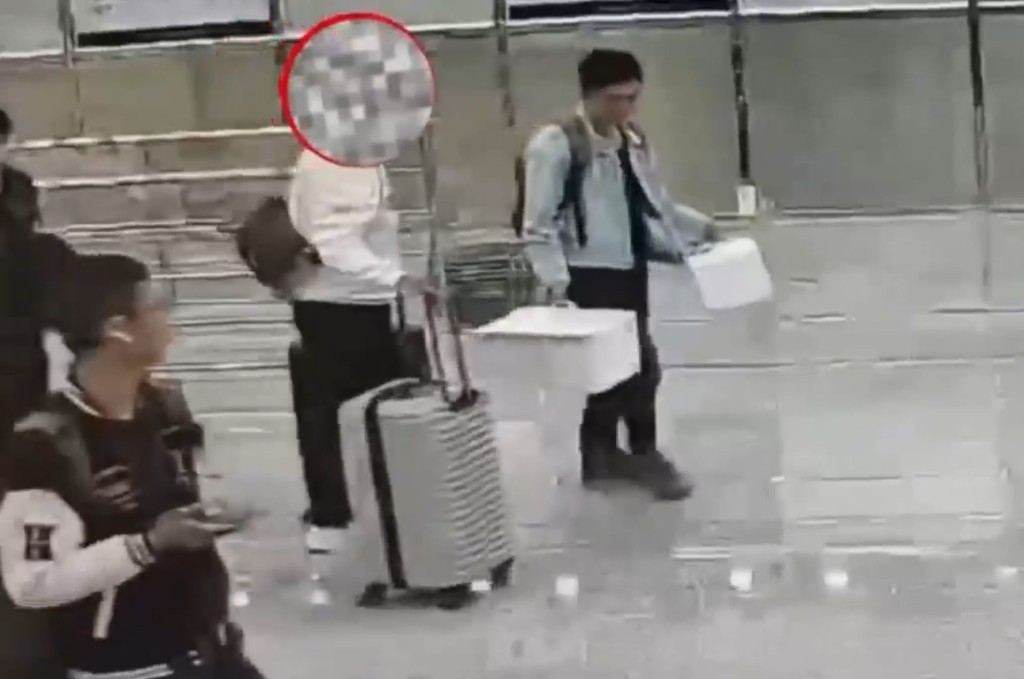 海关发现男子行李箱内藏有8件象牙制品。海关发布