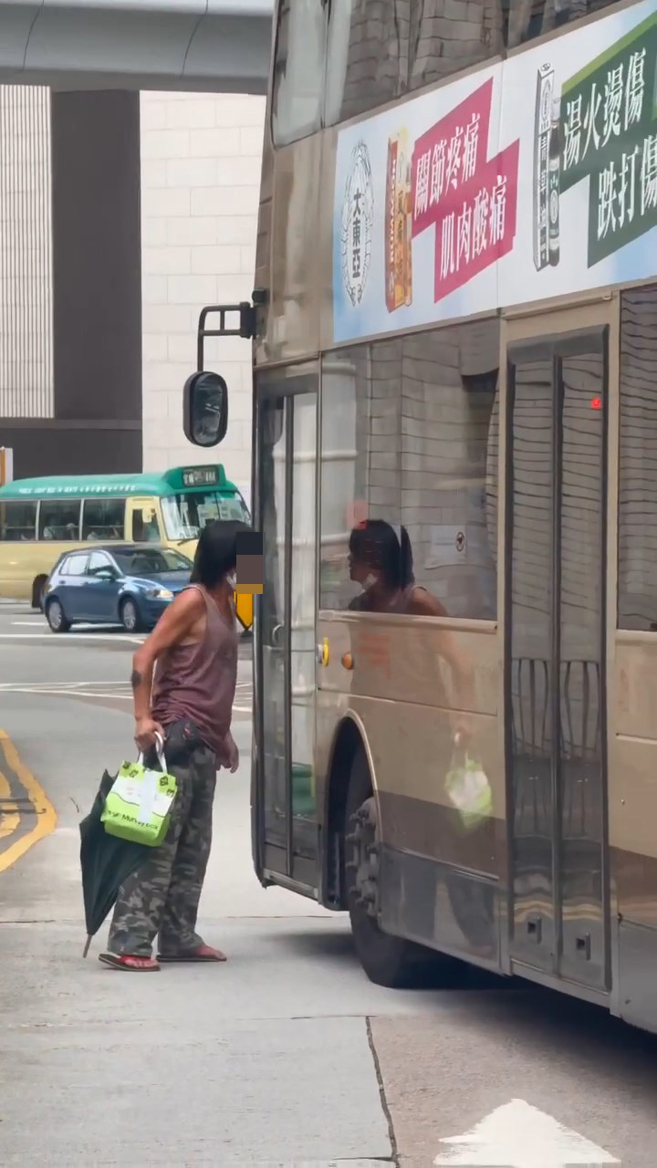 一名身穿背心的男子拿著長遮及外賣,向89X的車長及乘客指罵。Threads:edisonlai1219 一名身穿背心的男子拿著長遮及外賣,向89X的車長及乘客指罵。Threads:edisonlai1219