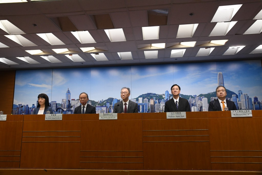 左起：選舉事務處總選舉事務主任陳淑華，政制及內地事務局局長曾國衞，選管會主席陸啟康，選管會委員石丹理，選管會委員會委員文本立。