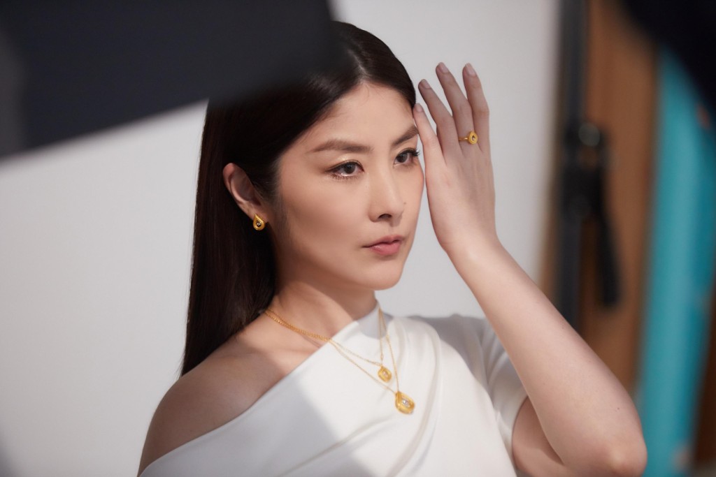 而今次Kelly為品牌全新「時尚女主」系列拍攝平面廣告,一共以四個不同造型上陣,代表四種不同風格的女性。 而今次Kelly為品牌全新「時尚女主」系列拍攝平面廣告,一共以四個不同造型上陣,代表四種不同風格的女性。