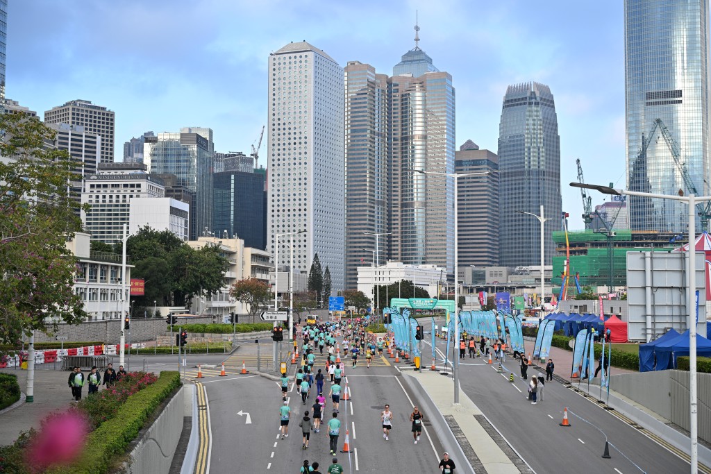 活动吸引约5,000 名跑手参与，共同为“博爱医院屯门蓝地长者护理及护养安老院舍项目”及“大埔火灾重建及支援项目”筹款。