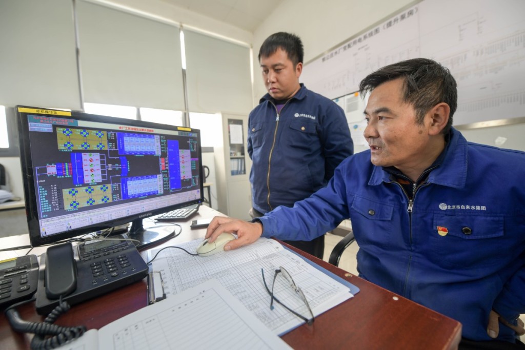 北京自来水公司的工作人员监察水质变化。