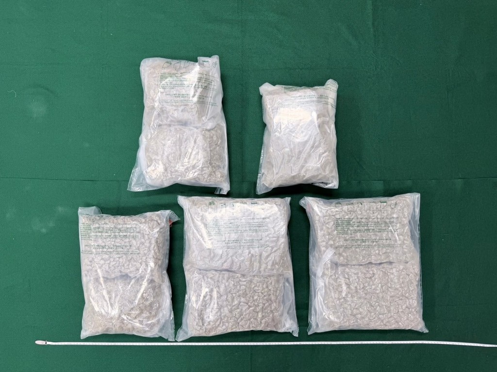 涉案50歲中國籍男旅客寄艙行李內的懷疑大麻花。 涉案50歲中國籍男旅客寄艙行李內的懷疑大麻花。