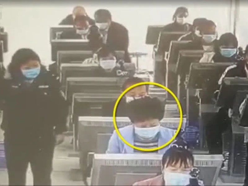 重慶大媽駕駛筆試頭冒藍光，被考官當場發現。(網圖)